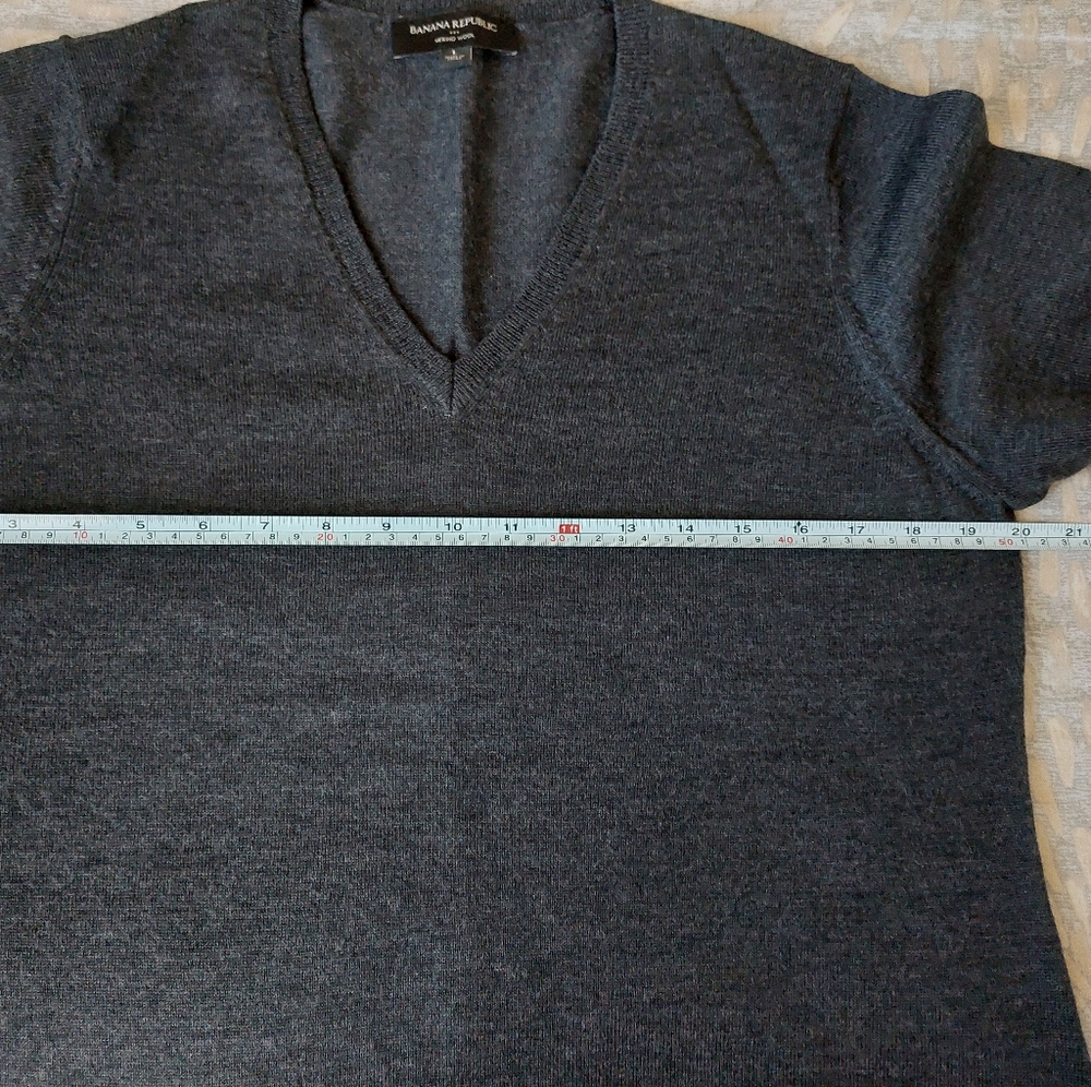 Banana Republic merino wool V- neck sweater size L. - Picture 8 of 9